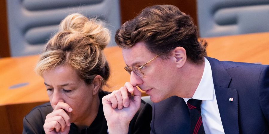 Hendrik Wüst (CDU), Ministerpräsident von Nordrhein-Westfalen, und Mona Neubaur (Bündnis 90/Die Grünen), Ministerin für Wirtschaft, Industrie, Klimaschutz und Energie sowie stellvertretende Ministerpräsidentin von Nordrhein-Westfalen, im Plenum des Landtags.
