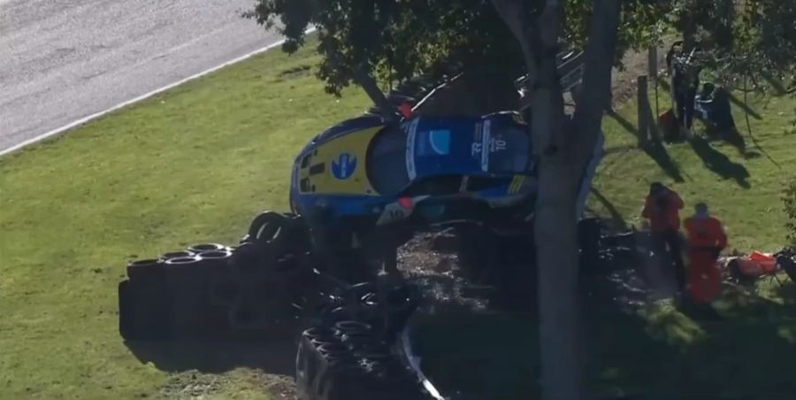 Martin und sein Auto prallen aber nicht zurück auf den Boden, sondern bleiben in einem Baum hinter der Streckenbegrenzung stecken.