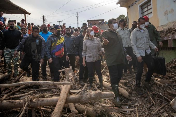 Der Präsident von Venezuela Nicolas Maduro besucht die Stadt nach den Regenfällen. Venezuela