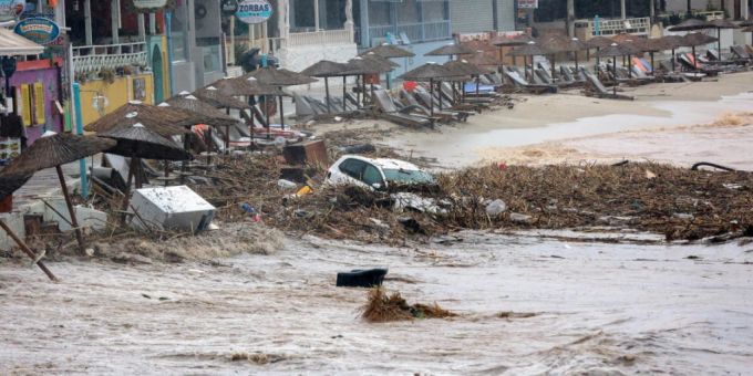 Ein von Schlamm bedecktes Auto, das von den Wassermassen an den Strand gespült wurde. Starke Regenfälle haben in Griechenland für Überschwemmungen mit verehrenden Folgen gesorgt. Foto: Eurokinissi/Eurokinissi via ZUMA Press Wire/dpa Auto