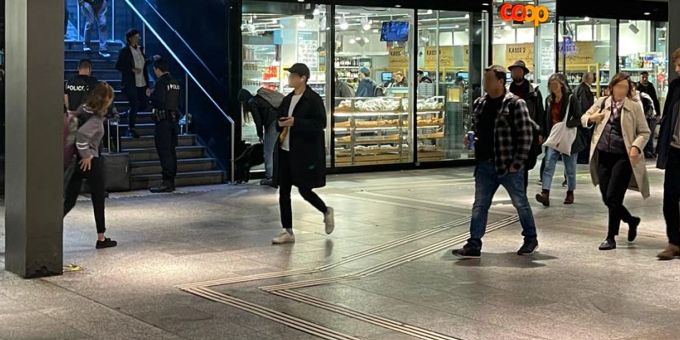 Sonntag, Bahnhof Bern: Polizisten kontrollieren die beiden Bettler neben dem Coop. Polizei Coop