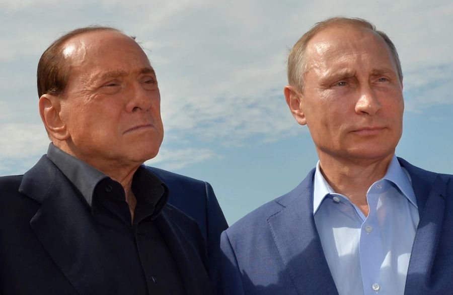 Silvio Berlusconi und Wladimir Putin am 11. September 2015 auf der Krim-Halbinsel. «Putin wurde von der russischen Bevölkerung, von einer Partei, von seinen Ministern gedrängt, sich diese Spezialoperation auszudenken», findet Silvio Berlusconi.