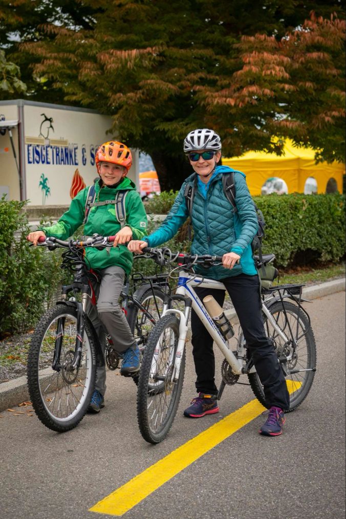 Aurel und Anita aus Männedorf starten ihre Fahrt in Meilen.