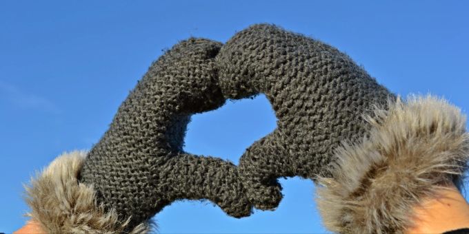 Zum Schutz vor Kälte im Winter zählen auch warme Handschuhe. (Symbolbild)