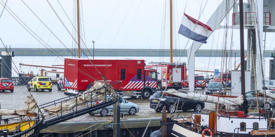 Einsatzkräfte von Notdiensten treffen im Hafen von Harlingen ein.