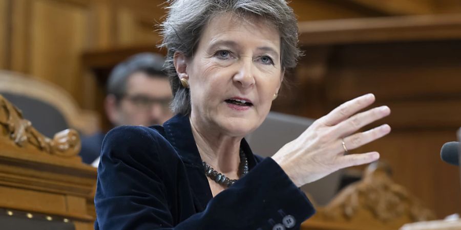 Energieministerin Simonetta Sommaruga verfolgte die zwölfstündige Debatte im Ständerat zum Ausbau der erneuerbaren Energien. Ihrer Meinung nach fehlt im sogenannten Mantelerlass noch die nötige Balance zwischen Zielen und Massnahmen.