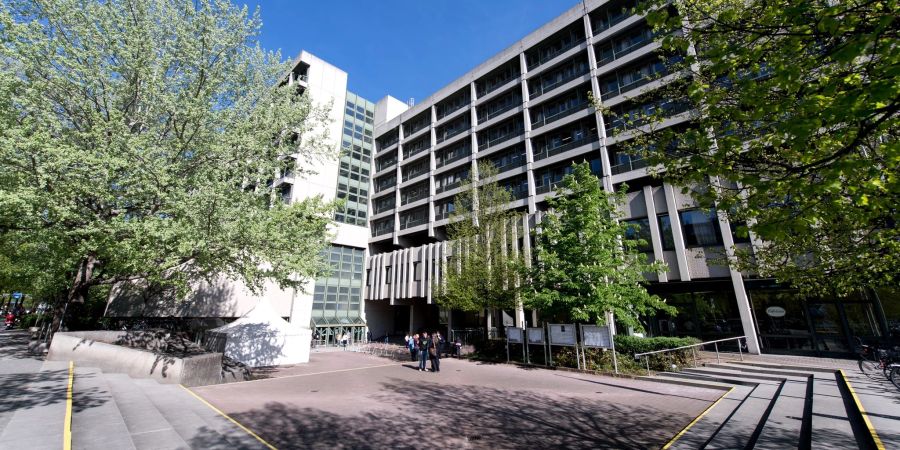 Das Gerichtsgebäude mit dem Landgericht I in München, wo ein Mann sich wegen der Messerattacke auf einen Jungen verantworten muss.