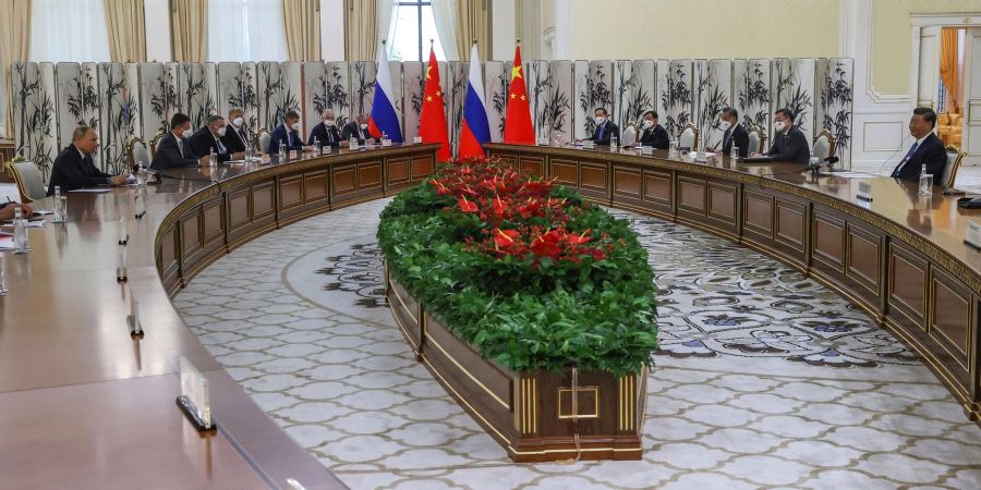 Wladimir Putin (l.) und Xi Jinping (r.) im Gespräch während ihres Treffens im usbekischen Samarkand. Alexandr Demyanchuk/Sputnik Kremlin/dpa