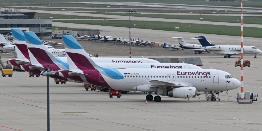 Maschinen der Fluggesellschaft Eurowings stehen in Stuttgart geparkt auf dem Vorfeld.