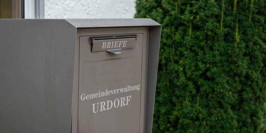 Briefkasten bei der Gemeindeverwaltung Urdorf im Bezirk Dietikon. - Urdorf