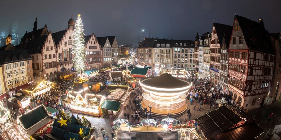 In vielen Kommunen Deutschlands droht eine Weihnachtszeit mit weniger Beleuchtung als in früheren Jahren.