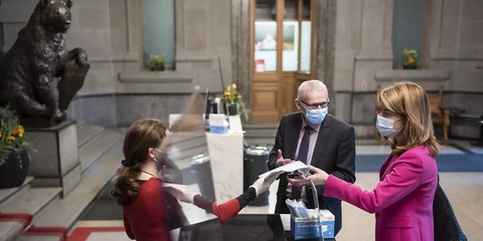 FDP-Präsidentin Petra Gössi (SZ) und Nationalrat Leo Müller (CVP/LU) geben bei einer Mitarbeiterin der Parlamentsdienste ihre Covid-19 Tests ab. Coronavirus
