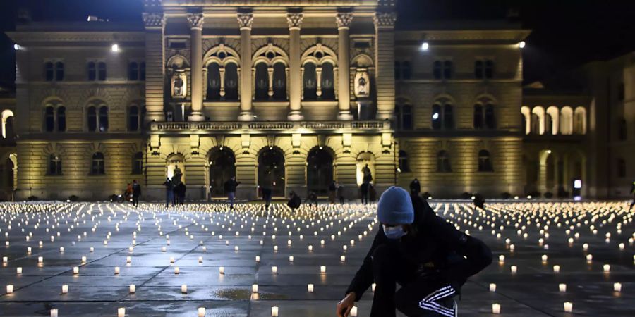 Anfang Dezember gab es bereits eine Gedenkzeremonie vor dem Bundeshaus: Für jedes der damals 5000 Corona-Opfer wurde eine Kerze entzündet. (Archivbild)