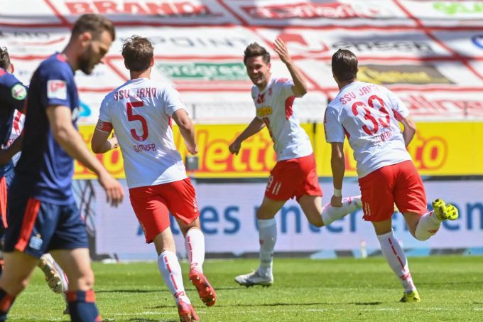 Andreas Albers von Regensburg (M) jubelt mit Benedikt Gimber von Regensburg und Jan Elvedi von Regensburg nach seinem Treffer zum 1:0 gegen den HSV. HSV