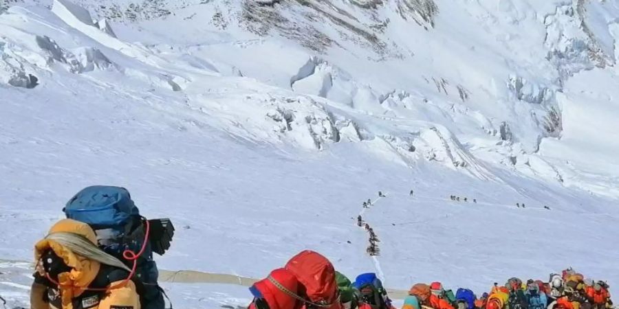 Trotz Pandemie gibt es auf dem Mount Everest einen Besucherrekord. Foto: Rizza Alee/AP/Archiv/dpa