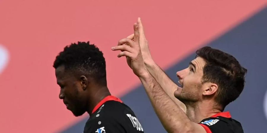 Leverkusens Stürmer Lucas Alario (r) jubelt über seinen Treffer zum 1:0 neben Mannschaftskamerad Edmond Tapsoba. Foto: Federico Gambarini/dpa POOL/dpa