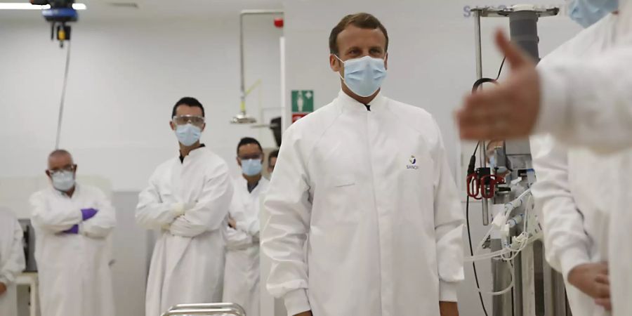 Monsieur le Président Emmanuel Macron besichtigt ein Labor von Sanofi in  Marcy-l'Etoile, Frankreich. Das Unternehmen kommt bei der Entwicklung eines Corona-Impfstoffes nun doch voran.