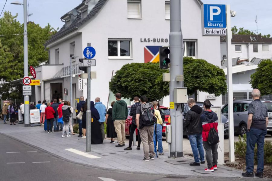 Auch dieser Päcklishop in Weil am Rhein (D) war am Wochenende gefragt.