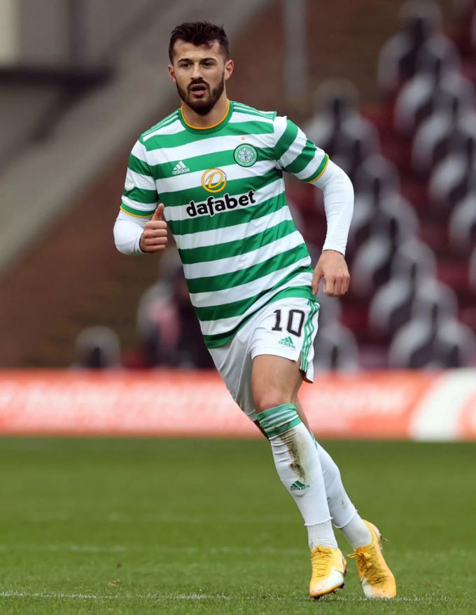 Muss für Schweizer-Landsmann Itten Spalier stehen: Albian Ajeti (24). Celtic Glasgow