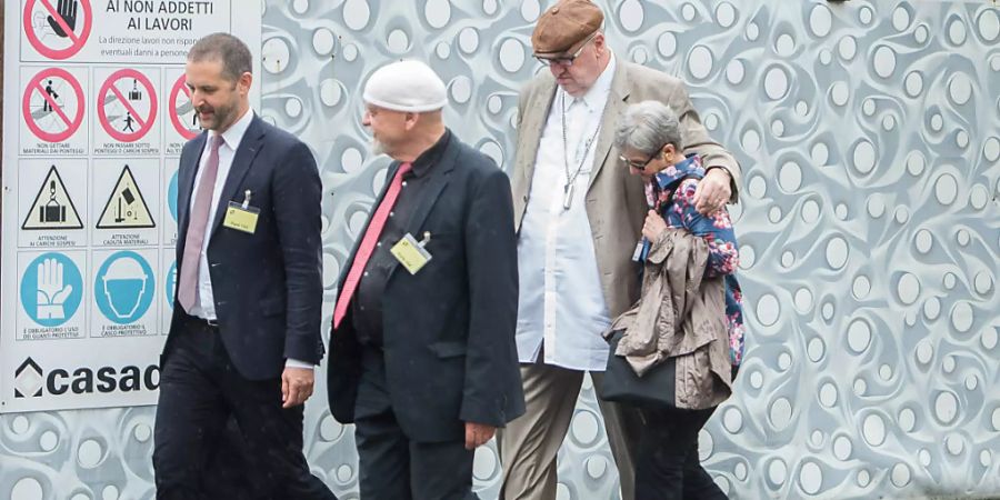 Das Ehepaar Behring mit ihren Anwälten beim Prozess vor dem Bundesstragericht 2016 in Bellinzona. Der verurteilte Finanzjongleur und Betrüger Dieter Behring starb 2019 im Alter von 63 Jahren. (Archivbild)