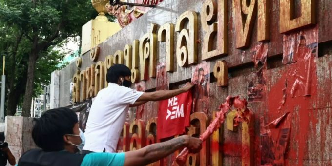 Bei der Aktion kommt rote Farbe zum Einsatz protest bangkok