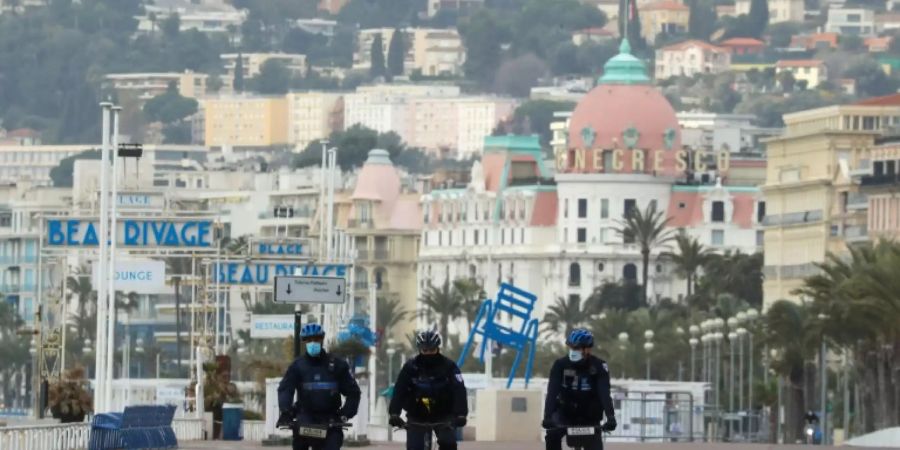 Polizisten kontrollieren die Ausgangssperre in Nizza