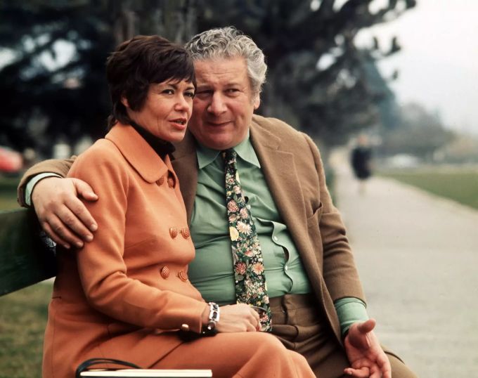 Sir Peter Ustinov und seine dritte Frau Helene sitzen im Februar 1974 auf einer Bank an der Uferpromenade am Genfer See. Sir Peter Ustinov