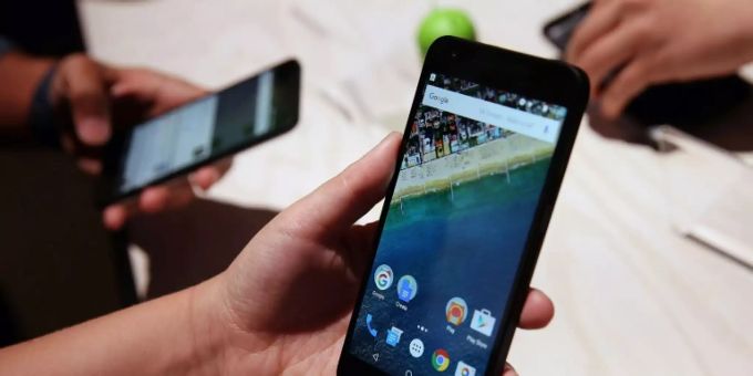 Nutzer mit Smartphone Nutzer mit Smartphone