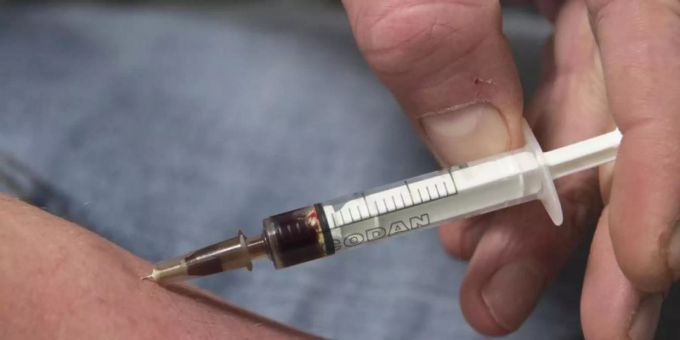 Einen Schuss Heroin spritzt sich ein Suchtkranker im Druckraum in den Unterarm. Foto: picture alliance / dpa Einen Schuss Heroin spritzt sich ein Suchtkranker im Druckraum in den Unterarm. Foto: picture alliance / dpa