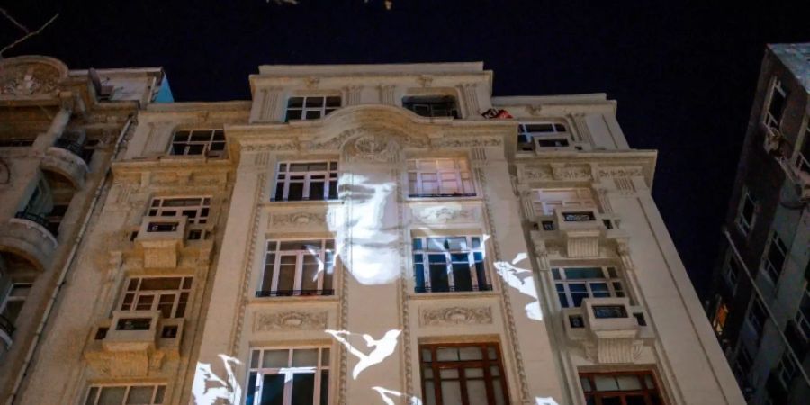 Eine Lichtprojektion des Ermordeten im Januar 2021