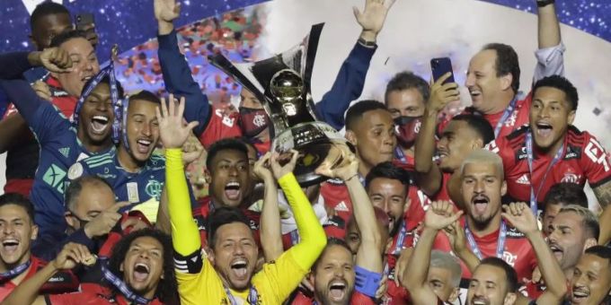 Der aus der Bundesliga bekannte Diego (M) von Flamengo Rio de Janeiro feiert mit den Teamkollegen die Meisterschaft. Foto: Andre Penner/AP/dpa Der aus der Bundesliga bekannte Diego (M) von Flamengo Rio de Janeiro feiert mit den Teamkollegen die Meisterschaft. Foto: Andre Penner/AP/dpa