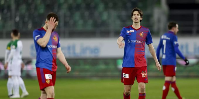 Ratlose Spieler des FC Basel bei der 1:3-Niederlage in St. Gallen. FC Basel