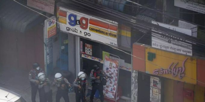 In Myanmar sind Sicherheitskräfte am Samstag erneut gewaltsam gegen Demonstranten vorgegangen. Foto: Aung Kyaw Htet/SOPA Images via ZUMA Wire/dpa In Myanmar sind Sicherheitskräfte am Samstag erneut gewaltsam gegen Demonstranten vorgegangen. Foto: Aung Kyaw Htet/SOPA Images via ZUMA Wire/dpa