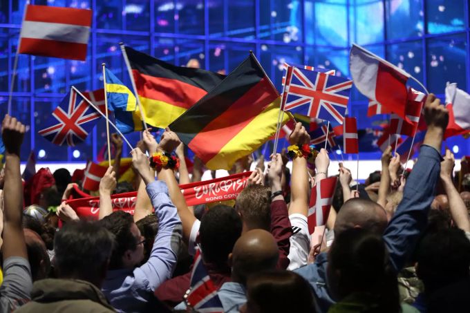 Fans schwenken Nationalflaggen vor Beginn des grossen Finales des 59. Eurovision Song Contest (ESC) 2014. Eurovision Song Contest