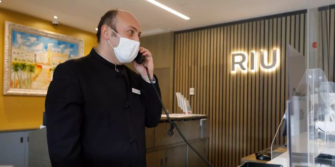 Ein Rezeptionist spricht am Telefon im Hotel Riu Festival in Palma de Mallorca. Seit dem 14.03.2021 müssen Deutsche, die Mallorca und mehrere andere spanische Urlaubs-Regionen besuchen, bei der Rückkehr nicht mehr in Quarantäne gehen. Coronavirus - Mallorca