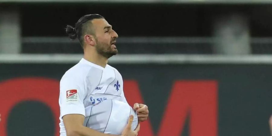 Torschütze Serdar Dursun aus Darmstadt feiert seinen Treffer zum 1:0 mit dem Ball unter dem Trikot. Foto: Friso Gentsch/dpa