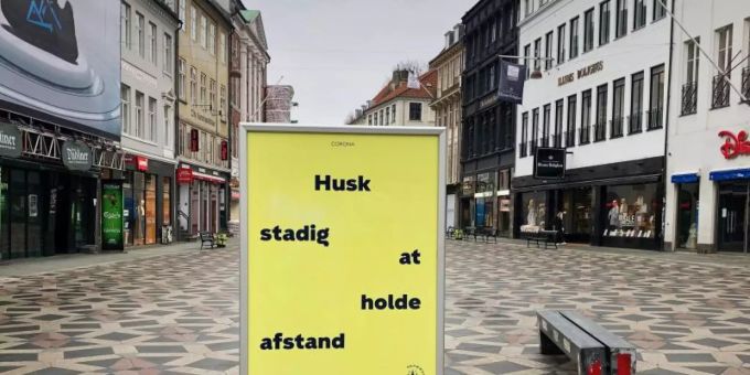 Ein Schild weist in der Fussgängerzone von Kopenhagen auf die Einhaltung der Abstandsregeln hin. Foto: Steffen Trumpf/dpa Ein Schild weist in der Fussgängerzone von Kopenhagen auf die Einhaltung der Abstandsregeln hin. Foto: Steffen Trumpf/dpa