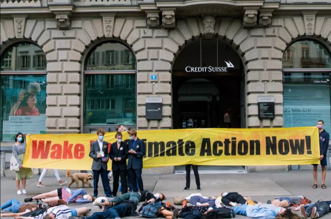 Wo das viele Geld ist, sind oftmals auch grosse Treibhausgas-Emissionen. Klimastreik-Aktion am Paradeplatz in Zürich im Juli 2020. Klima Kids.