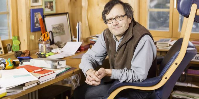 Der Schweizer Schriftsteller Leo Tuor zuhause in seinem Büro. Leo Tuor