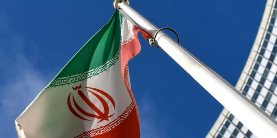 Iranische Flagge am Sitz der Internationalen Atomenergiebehörde (IAEA) in Wien