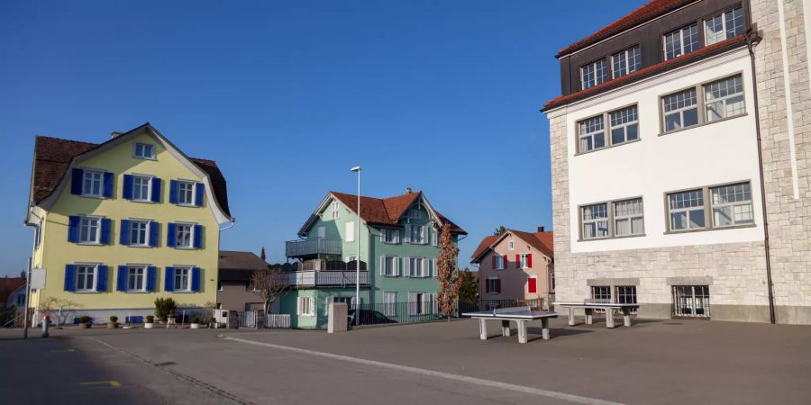 Das Schulhaus Haldenbühl in Gossau (SG),