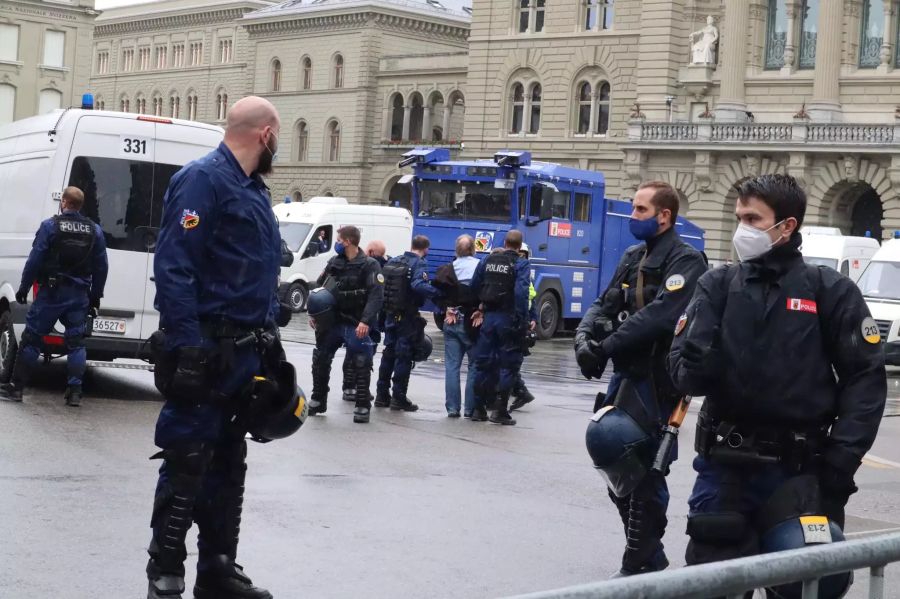 Die Berner Polizei führt einen Skeptiker ab.