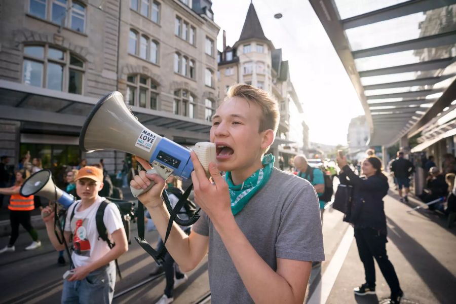 Jonas Kampus ist politischer Sekretär der GSoA und Klimaaktivist.