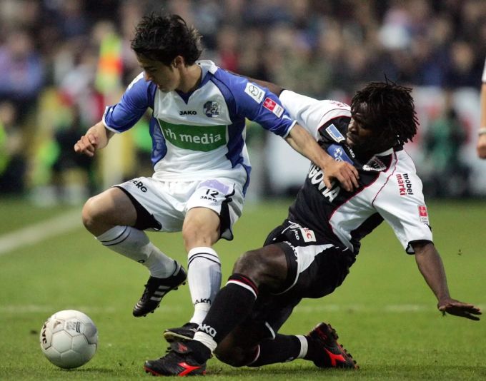 Marko Sucic (links) setzt sich 2005 im Cup gegen Aarau durch (hier mit Augustine Simo). FC Luzern FC Aarau
