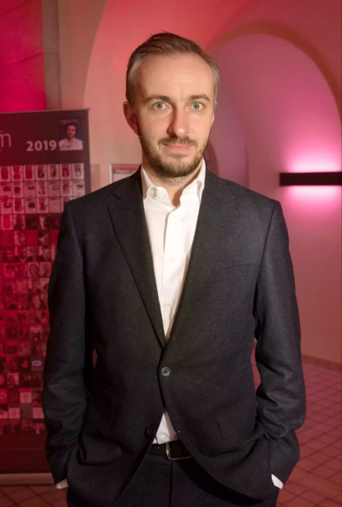 ARCHIV - 17.02.2020, Berlin: Jan Böhmermann, TV-Entertainer, und Gewinner des Preises für Unterhaltung steht bei der Preisverleihung der ·Journalistinnen und Journalisten des Jahres 2019·. Jan Böhmermann