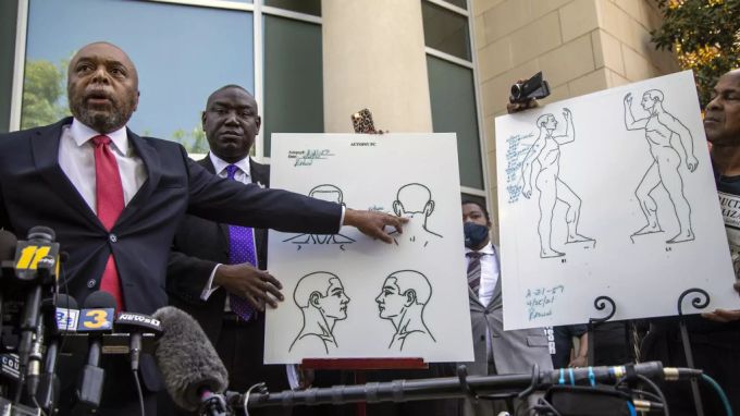 Die Anwälte der Familie von Andrew Brown Jr., Wayne Kendall, links, und Ben Crump halten am Dienstag, 27. April 2021, eine Pressekonferenz vor dem Gebäude der öffentlichen Sicherheit von Pasquotank County in Elizabeth City, N.C., um die Ergebnisse der von ihnen in Auftrag gegebenen Autopsie bekannt zu geben. Andrew Brown