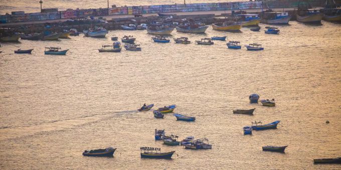 Palästinensische Autonomiegebiete, Gaza: Fischerboote treiben im Seehafen von Gaza-Stadt. Israel