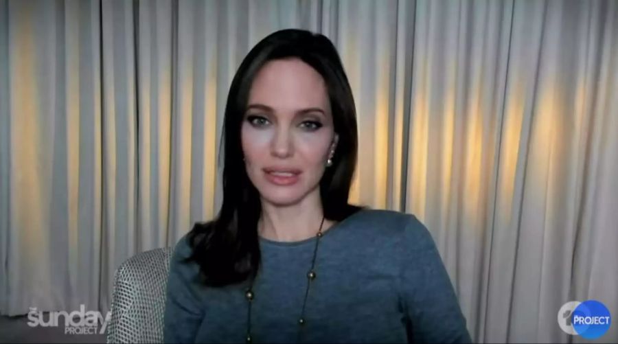 War Mega-Star Angelina Jolie zu Besuch beim Beauty-Doc?