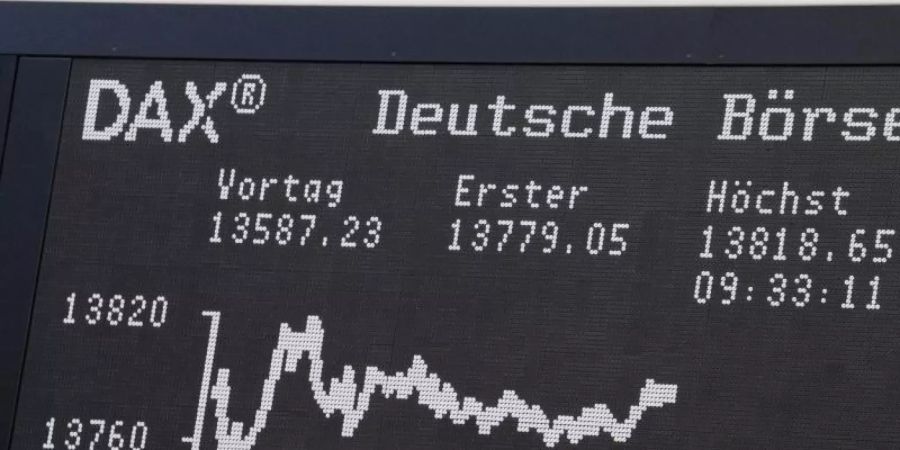 Die Kurve des Deutschen-Aktienindex im Handelssaal der Börse in Frankfurt. Aktien waren im Corona-Jahr besonders stark gefragt. Foto: Boris Roessler/dpa