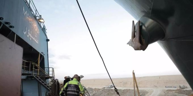 Der Schwimmbagger «Mashhour» arbeitet an der Freisetzung der auf Grund gelaufenen «Ever Given». Foto: Suez Canal Authority/APA Images via ZUMA Wire/dpa Der Schwimmbagger «Mashhour» arbeitet an der Freisetzung der auf Grund gelaufenen «Ever Given». Foto: Suez Canal Authority/APA Images via ZUMA Wire/dpa